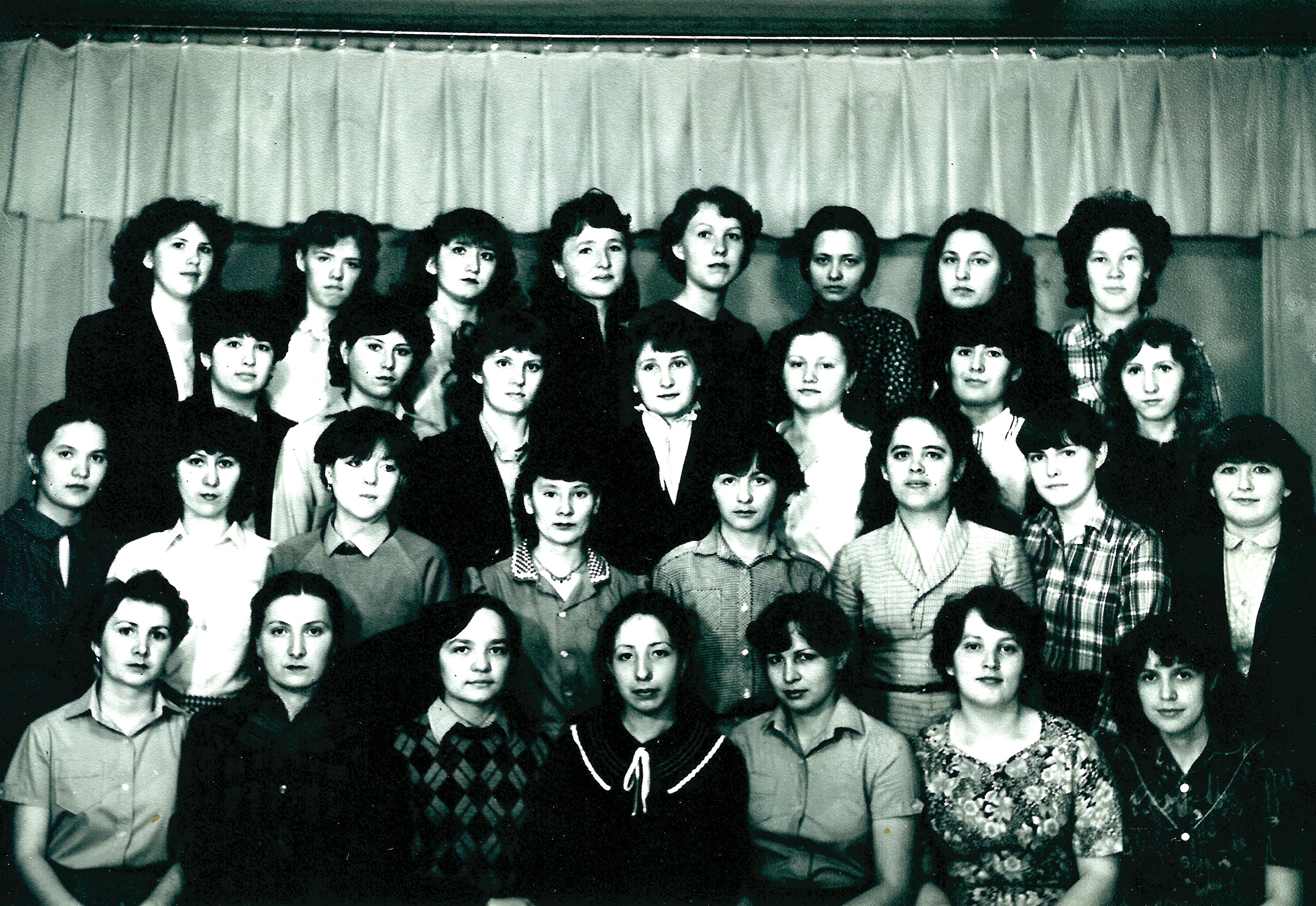 На память уважаемой Шапкиной П.П. от группы Девушек выпуск 1982-1984г