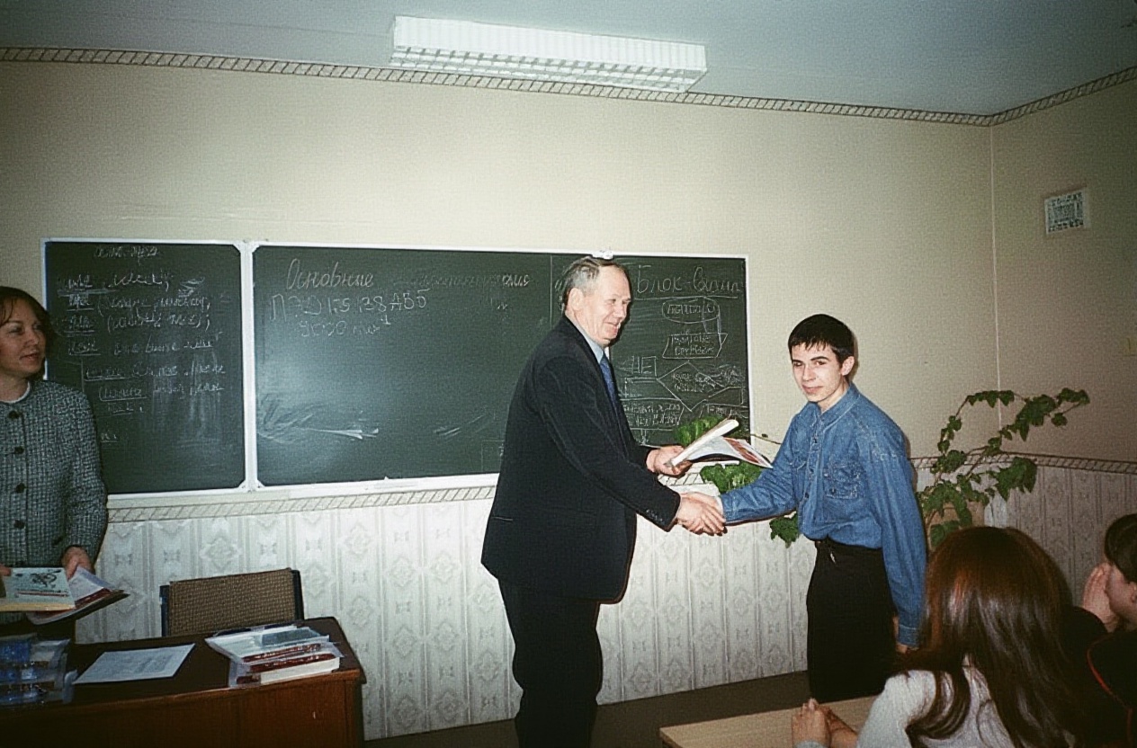 Награждение победителей олимпиады. Директор АБПТ Ибрагимов Л.И. вручает награды победителям