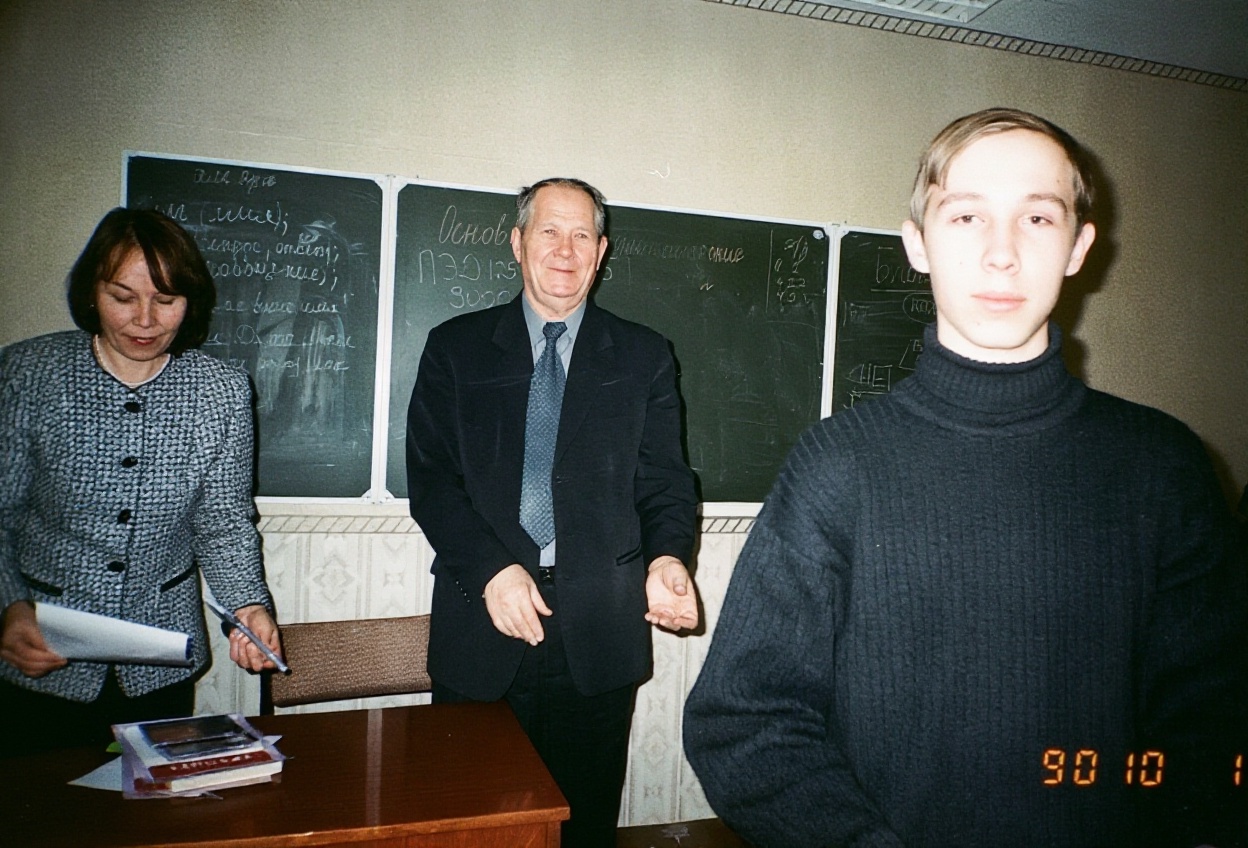 Награждение победителей олимпиады. Директор АБПТ Ибрагимов Л.И. вручает награды победителям