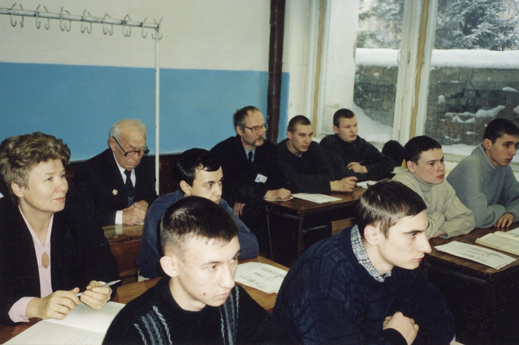Студенты автомеханического отделения на занятиях