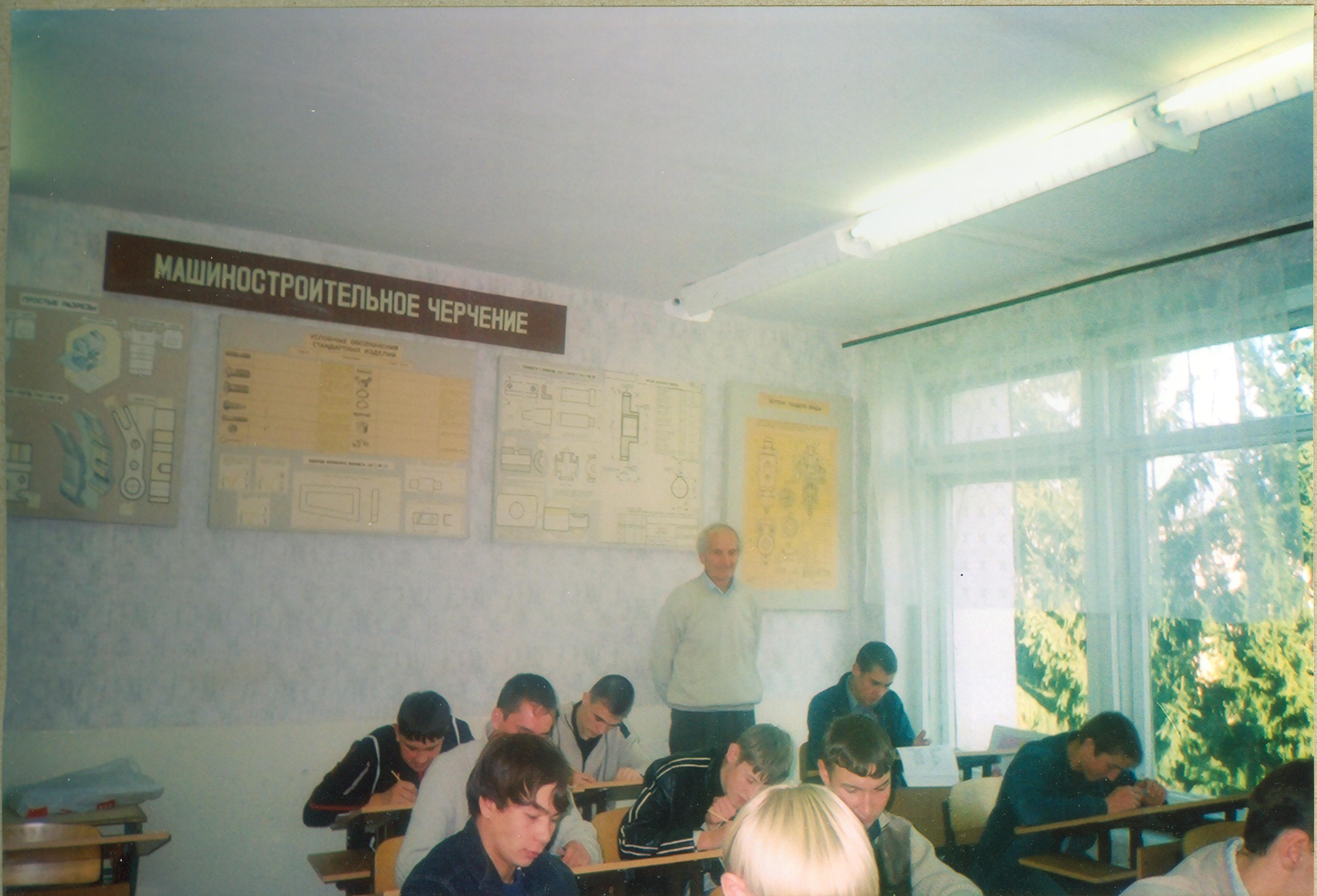 Уроки студентов автомеханического отделения