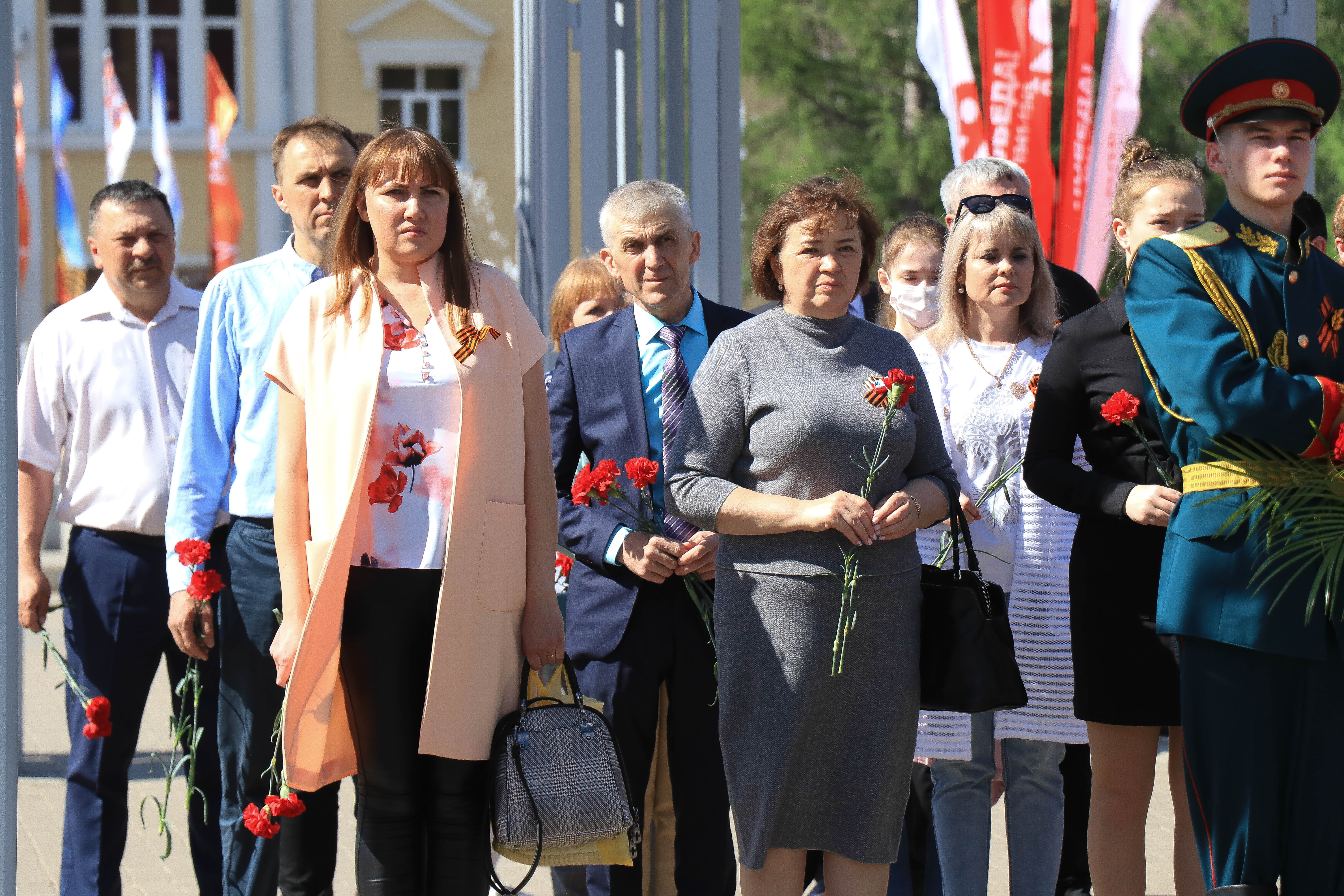 Возложение цветов к Вечному огню
