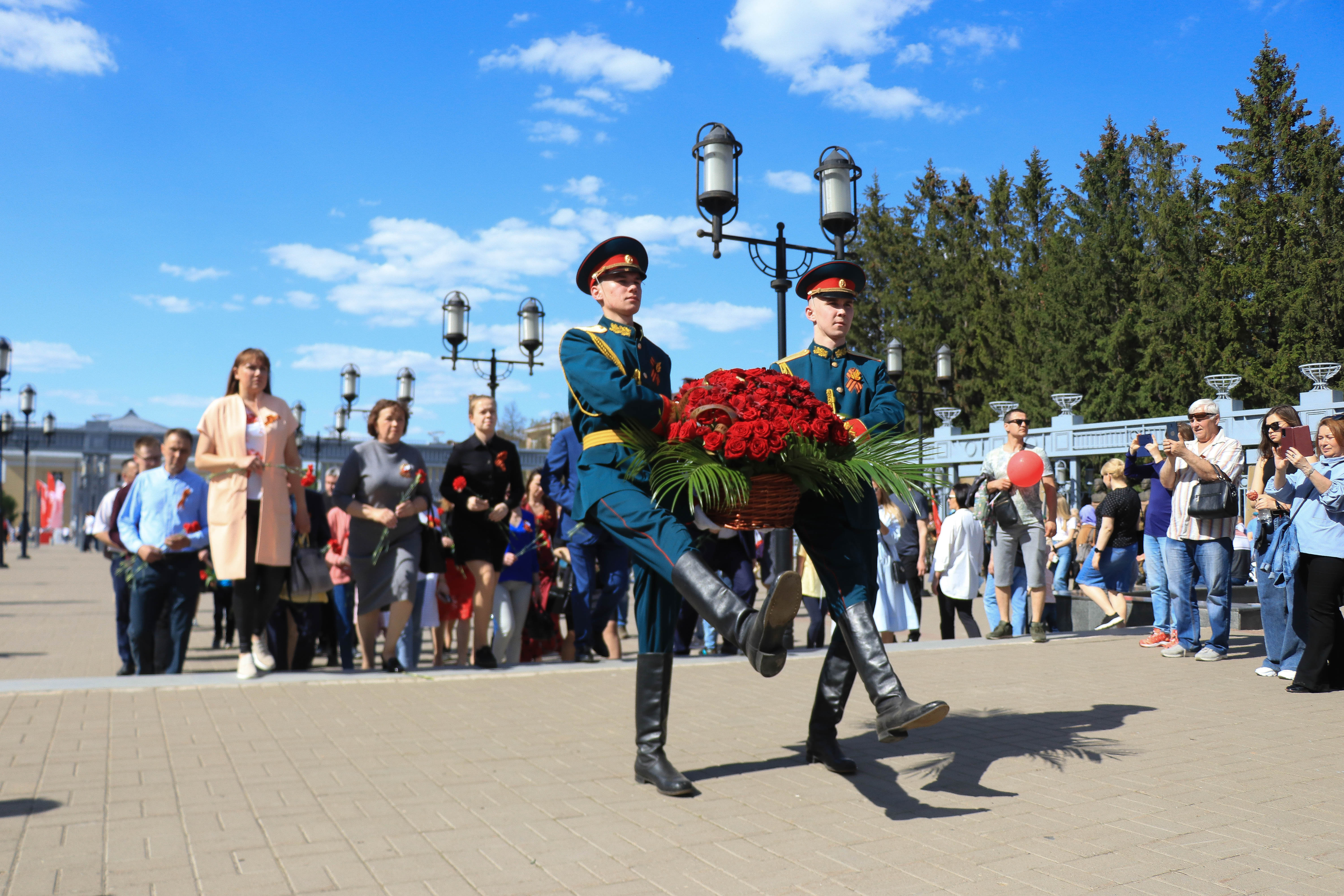 Возложение цветов к Вечному огню