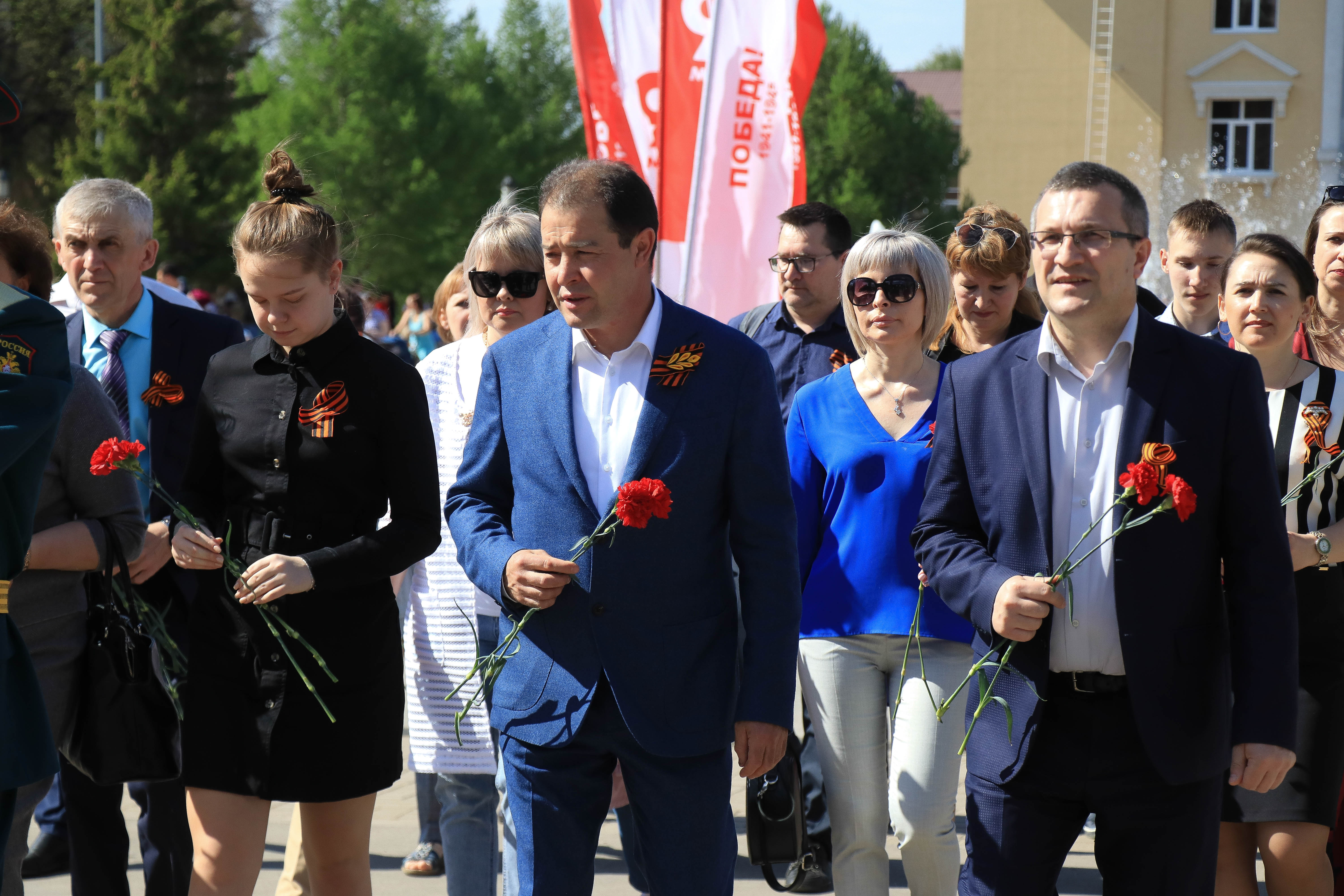 Возложение цветов к Вечному огню