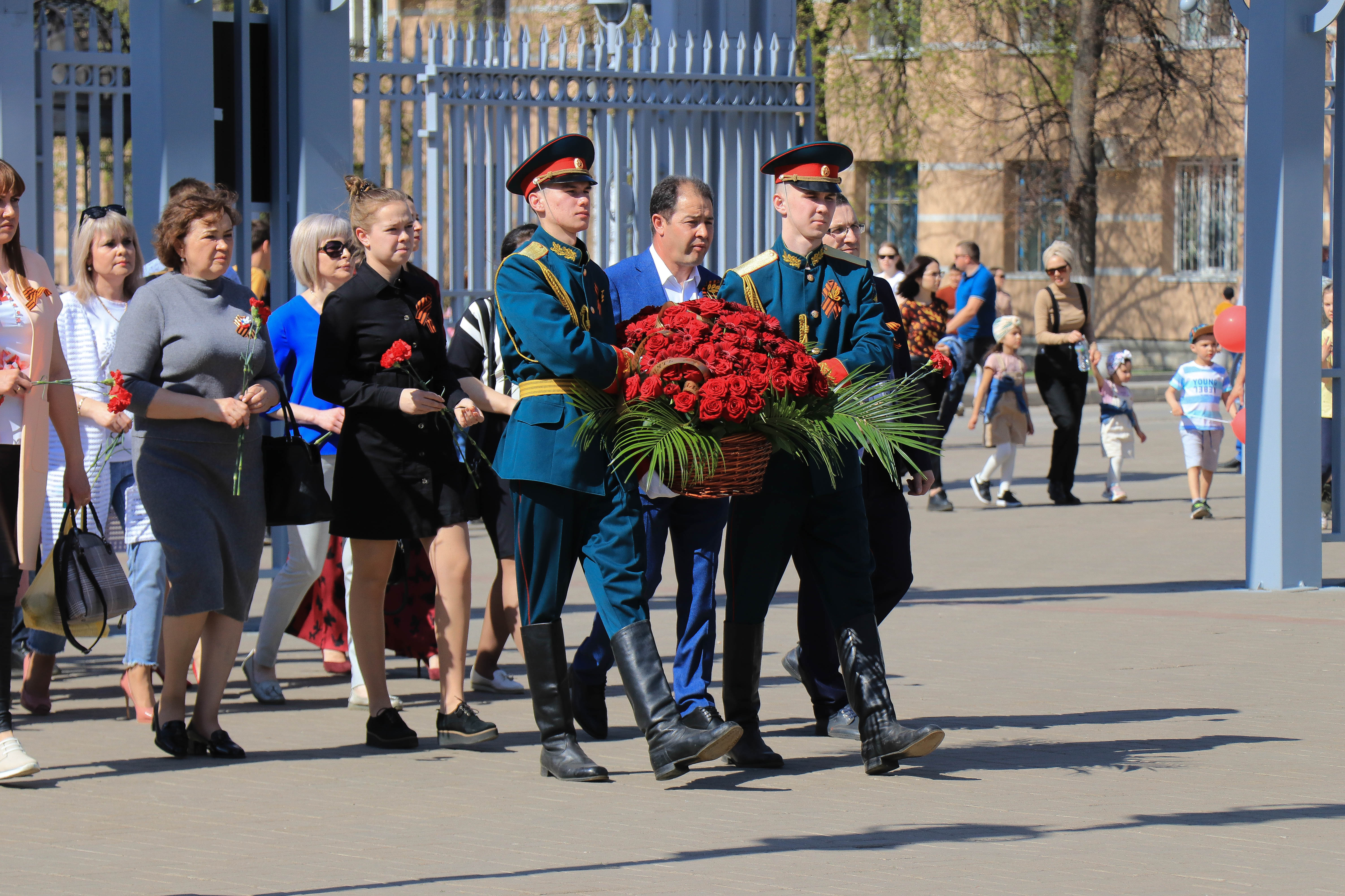 Возложение цветов к Вечному огню