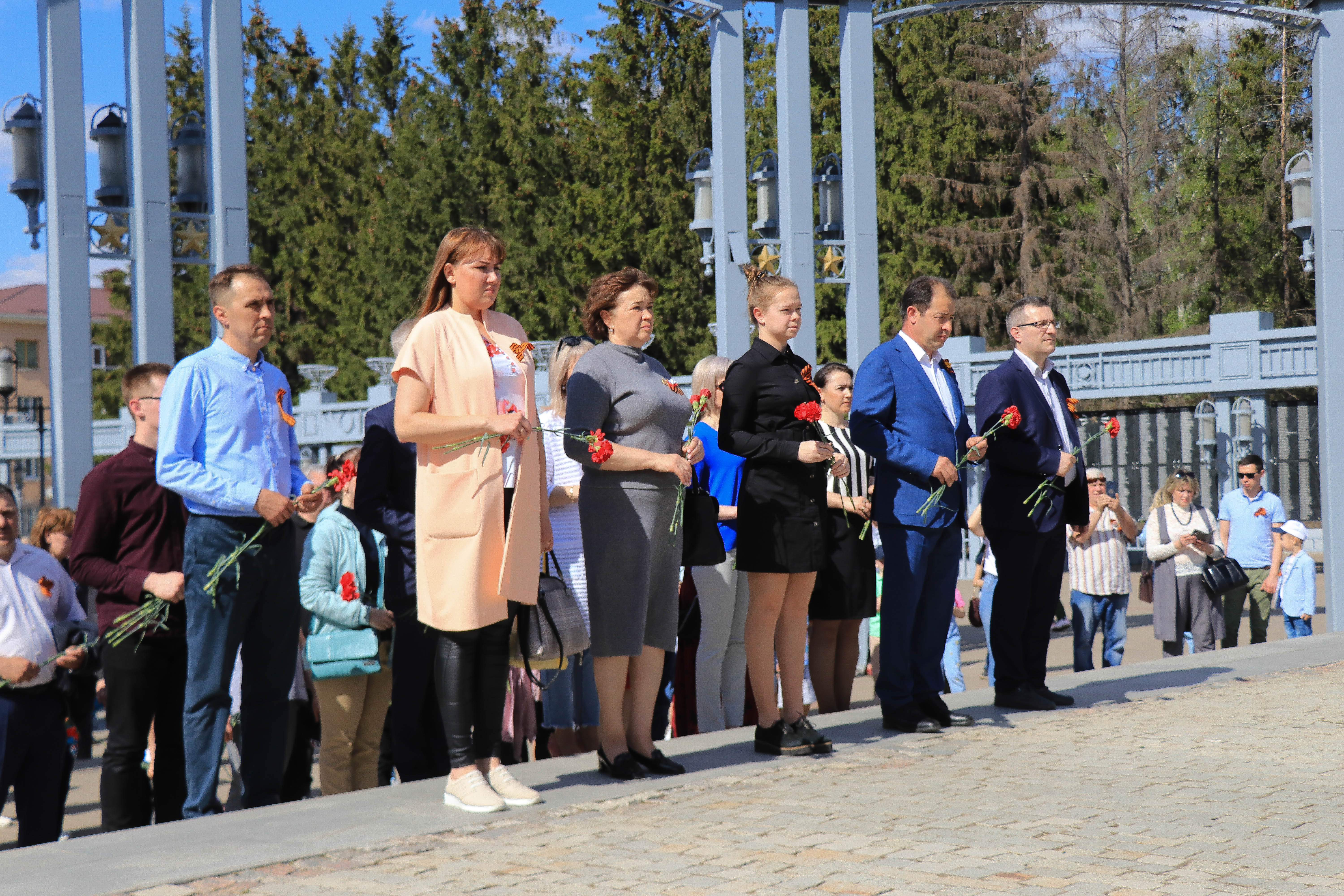 Возложение цветов к Вечному огню