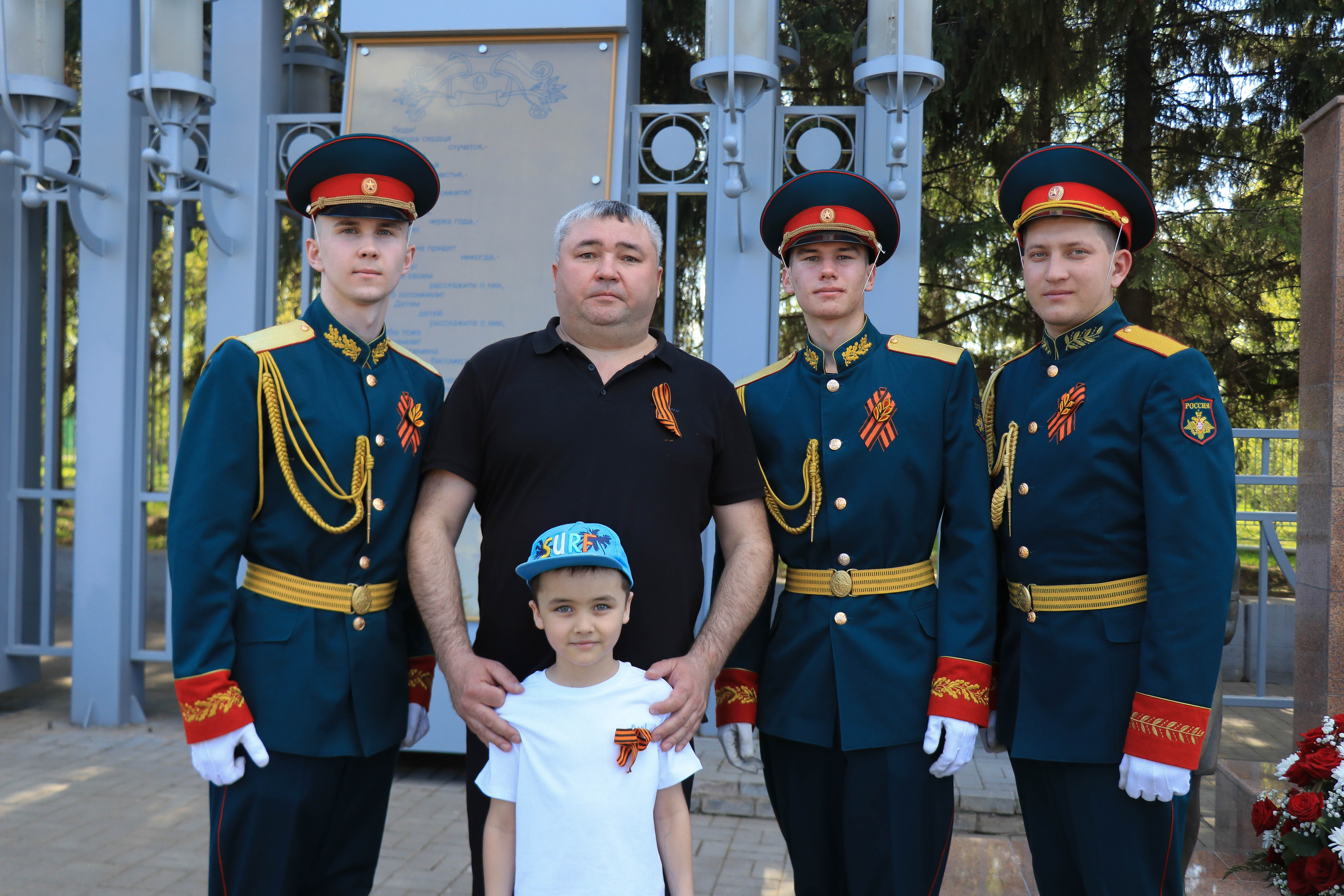 Возложение цветов к Вечному огню