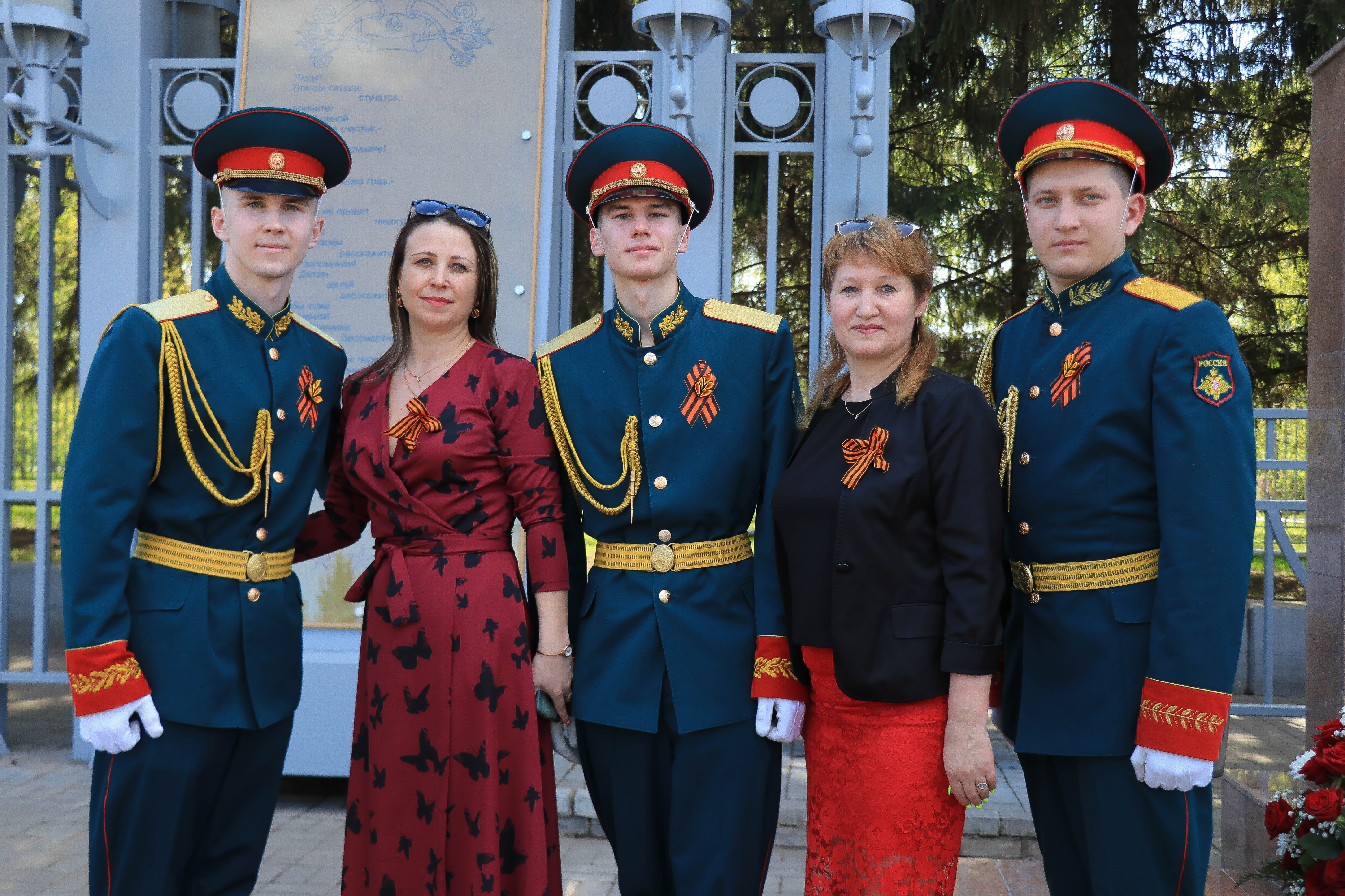 Возложение цветов к Вечному огню