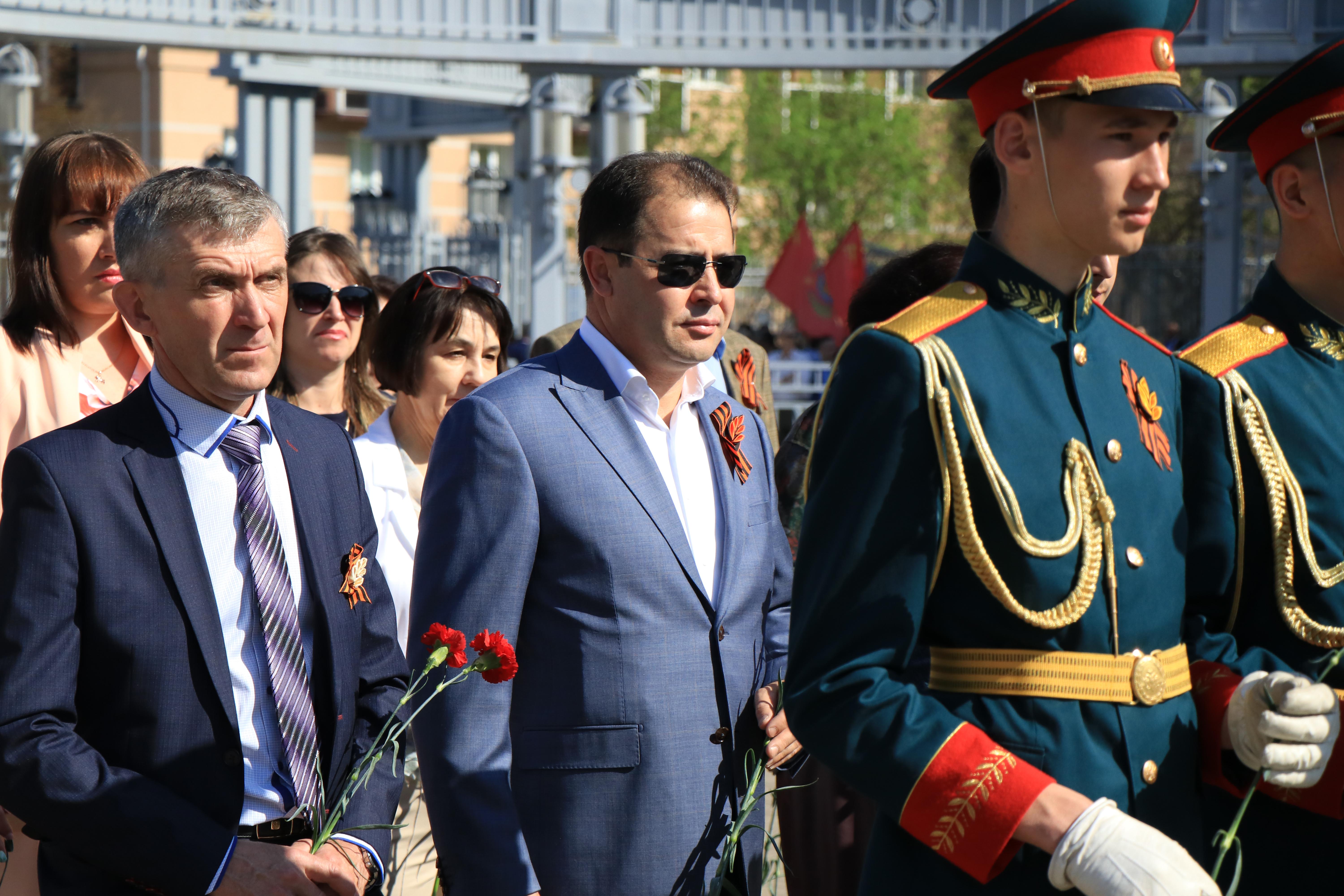 Возложение венков к вечному огню