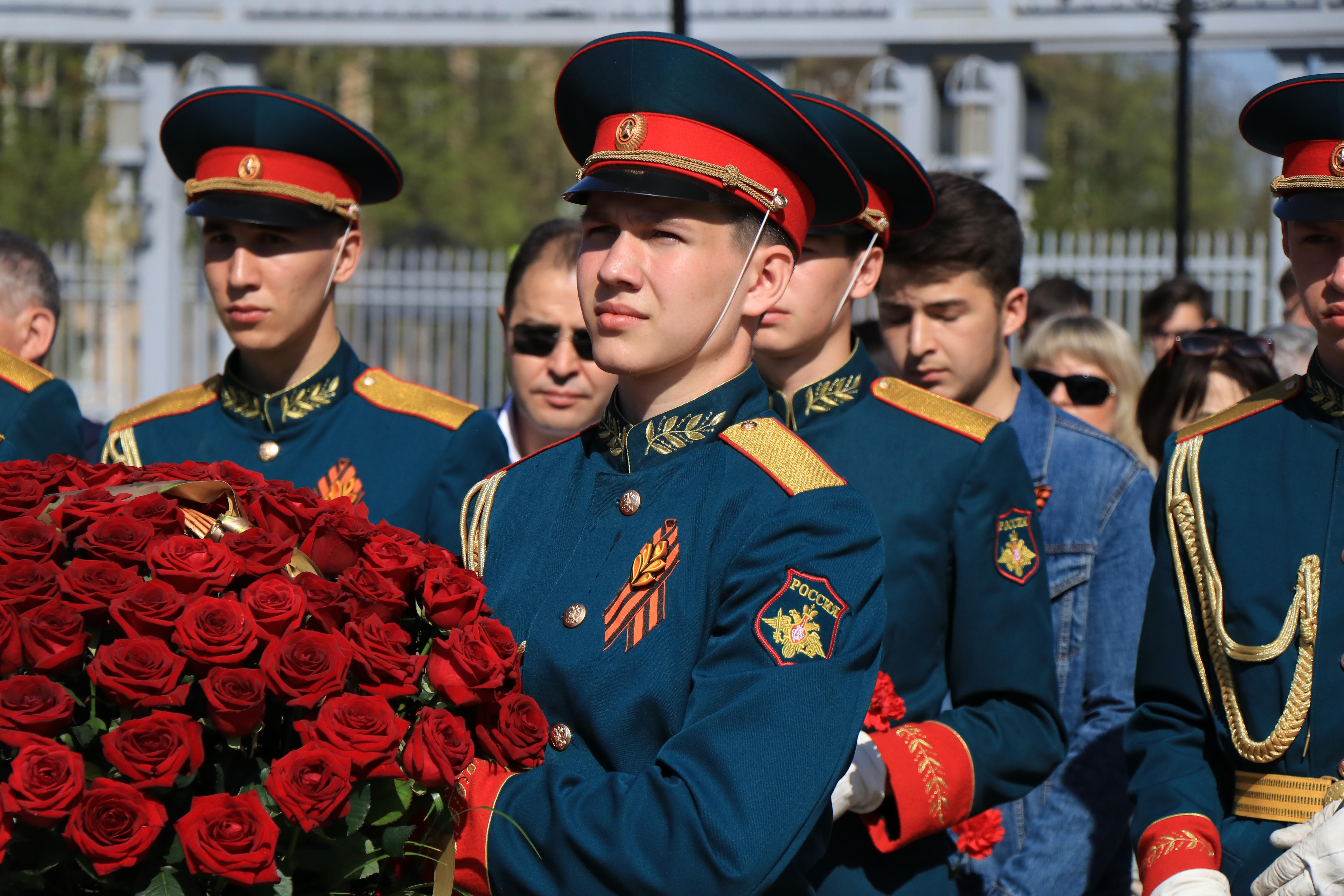 Возложение венков к вечному огню