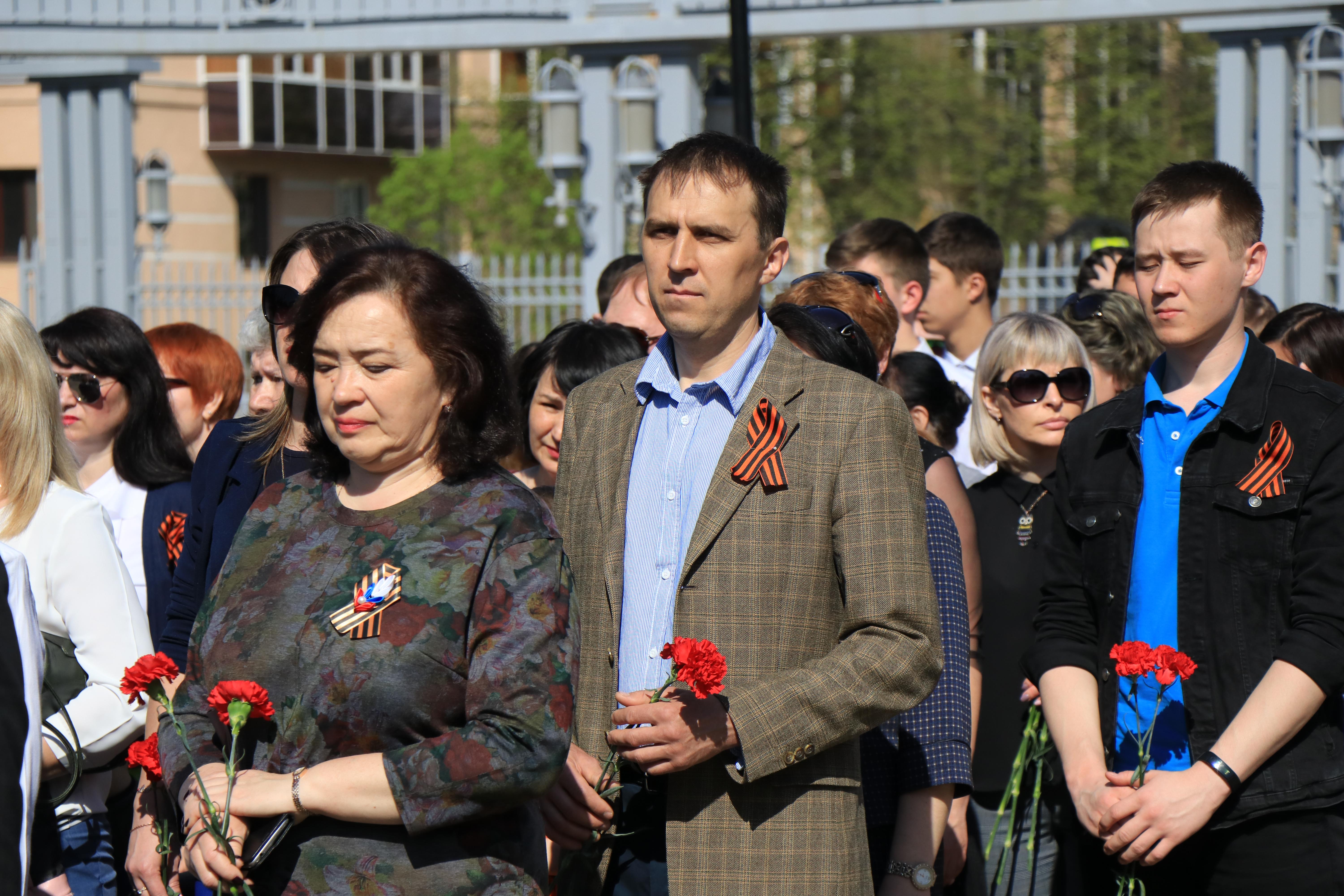Возложение венков к вечному огню