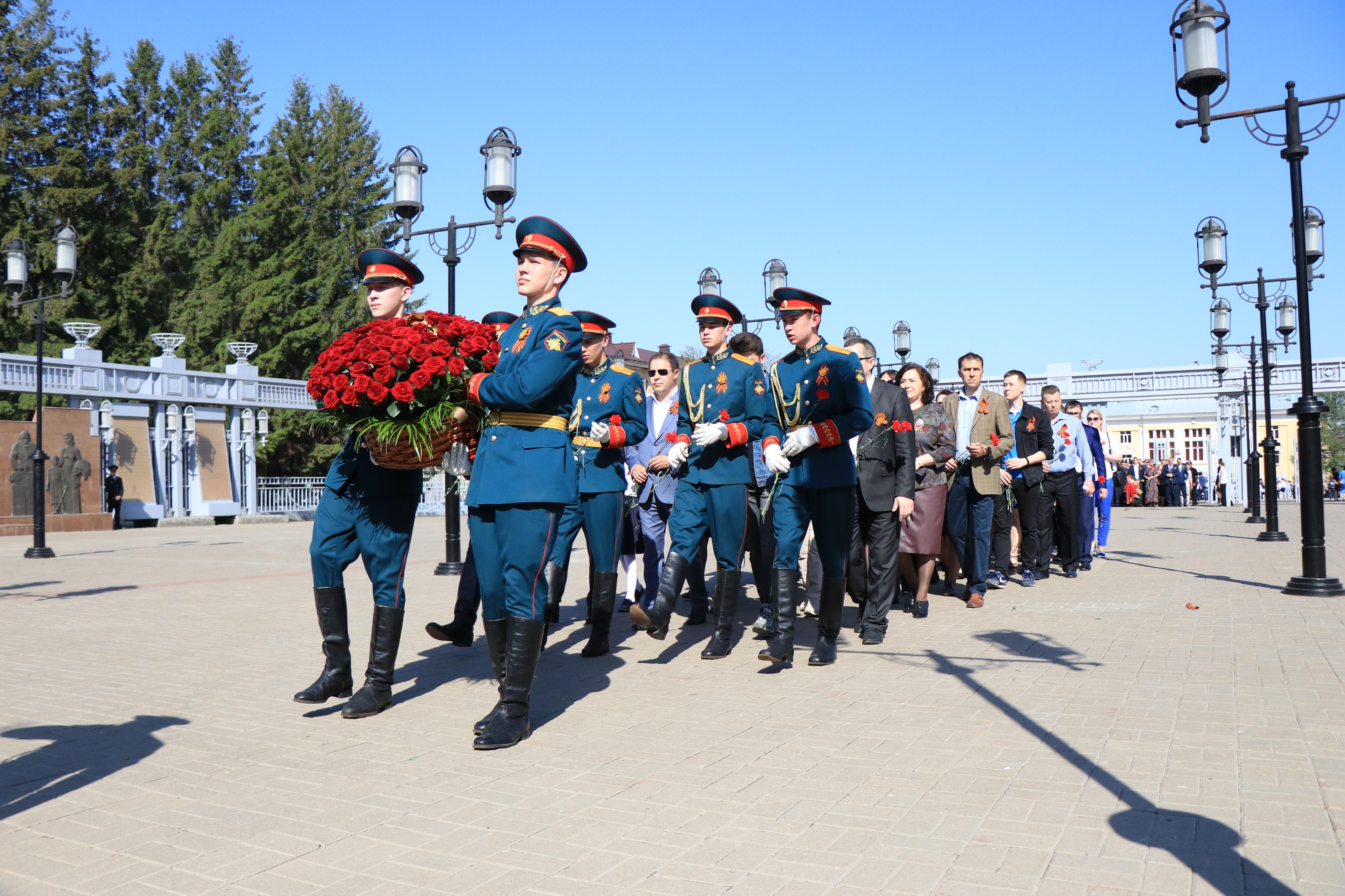 Возложение венков к вечному огню