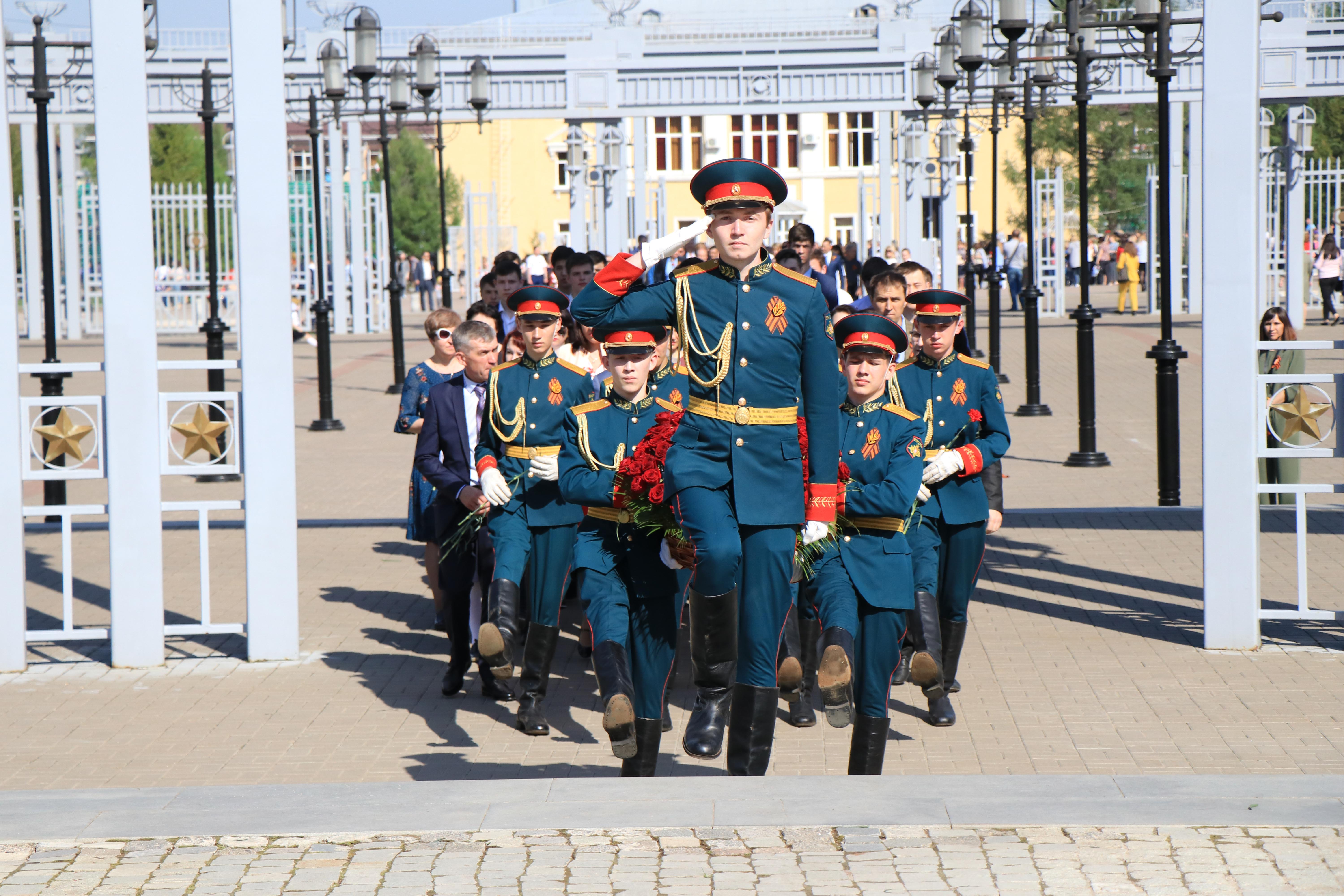 Возложение венков к вечному огню
