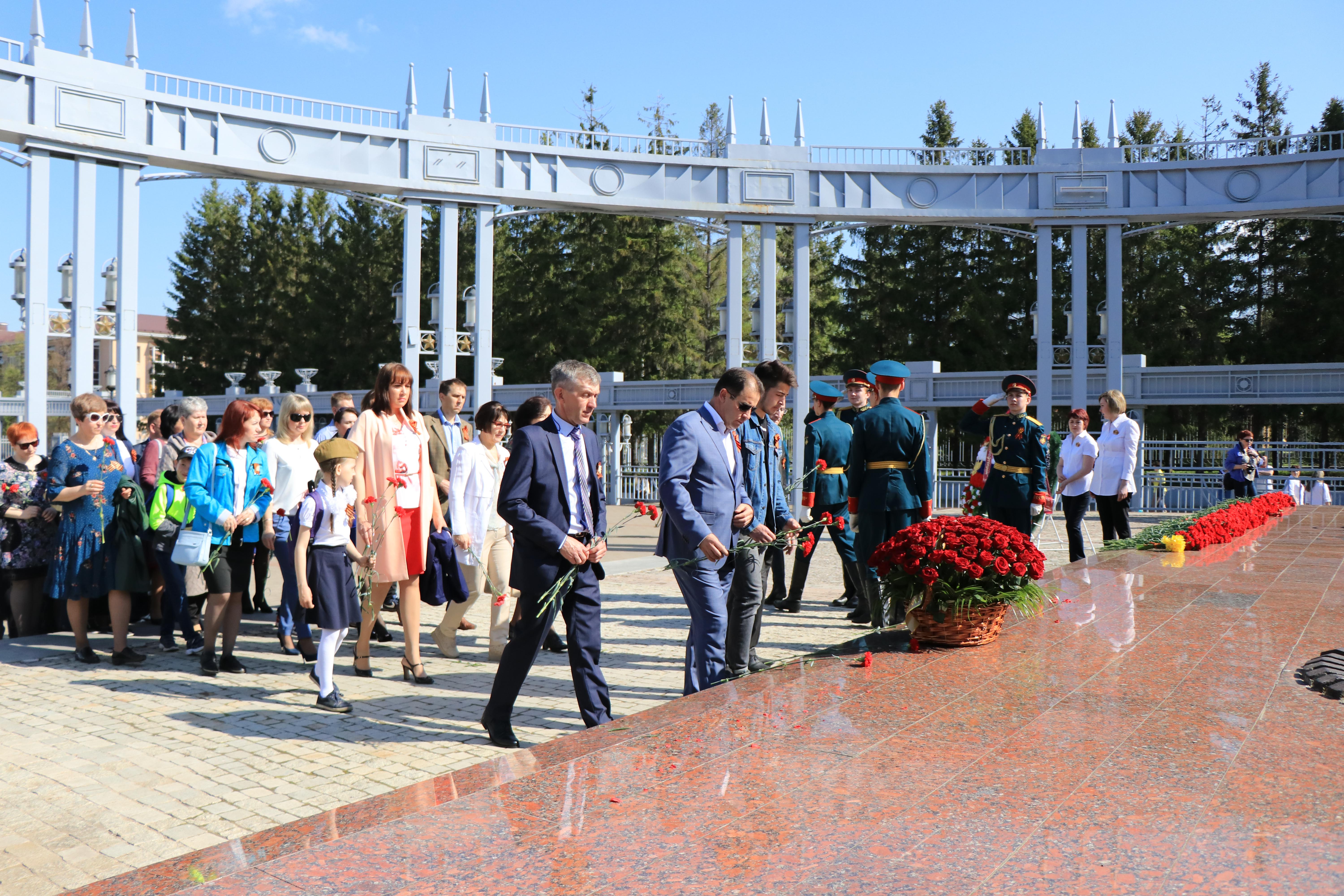 Возложение венков к вечному огню