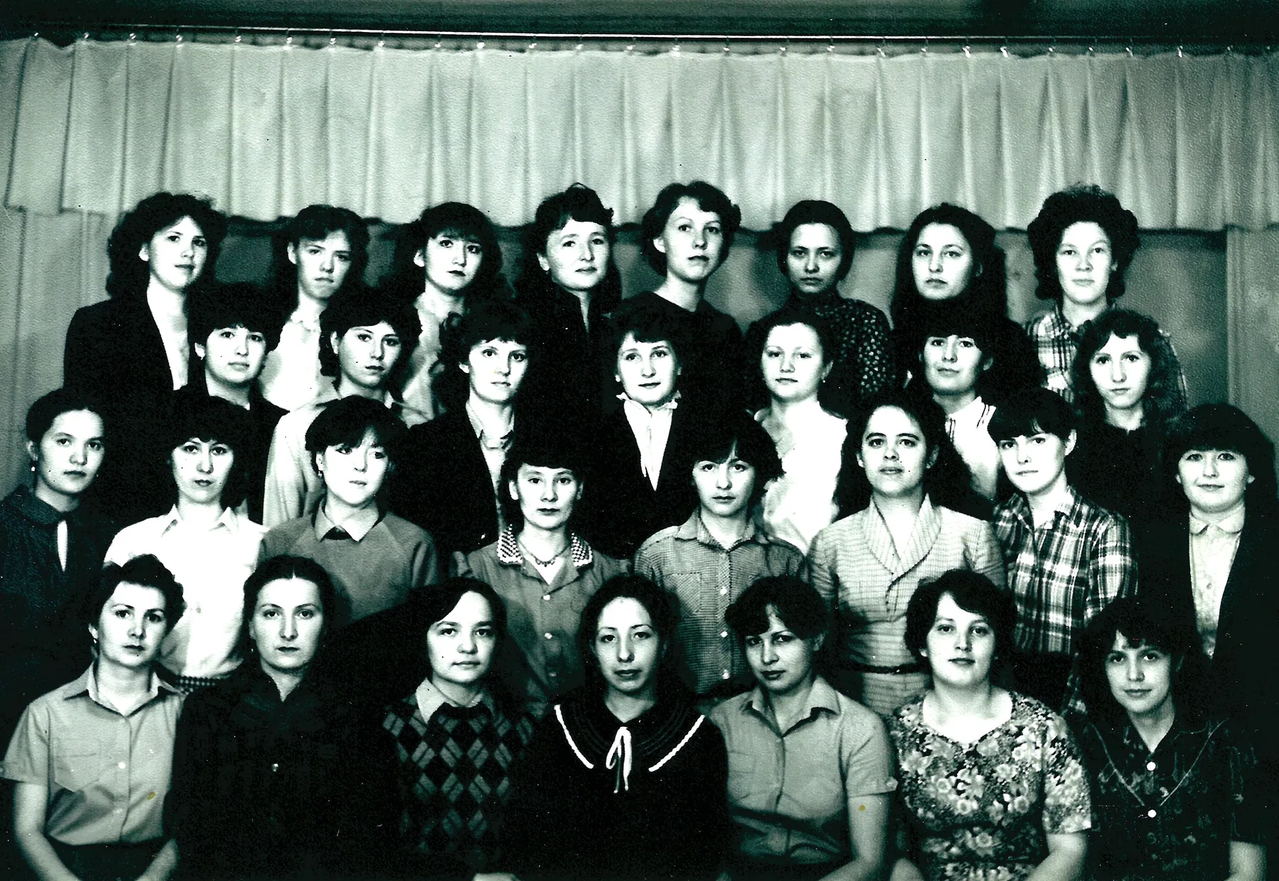 На память уважаемой Шапкиной П.П. от группы Девушек выпуск 1982-1984г