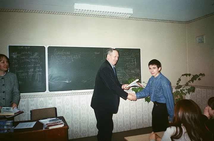 Награждение победителей олимпиады. Директор АБПТ Ибрагимов Л.И. вручает награды победителям