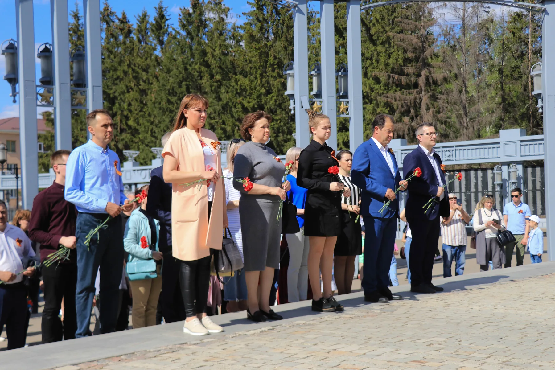 Возложение цветов к Вечному огню
