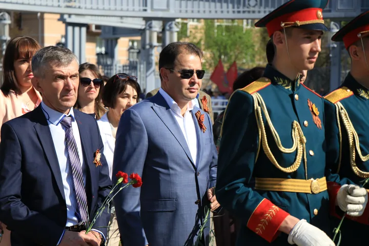 Возложение венков к вечному огню