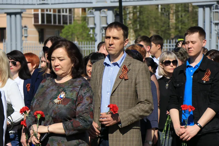 Возложение венков к вечному огню