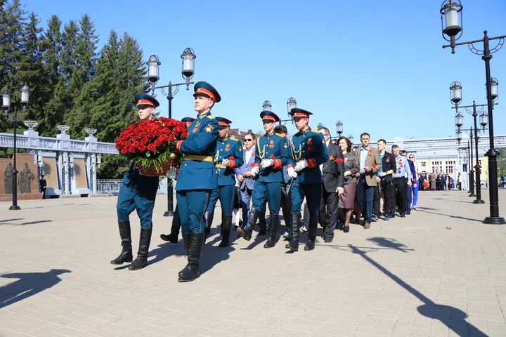 Возложение венков к вечному огню