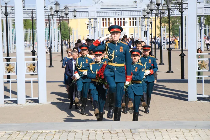 Возложение венков к вечному огню